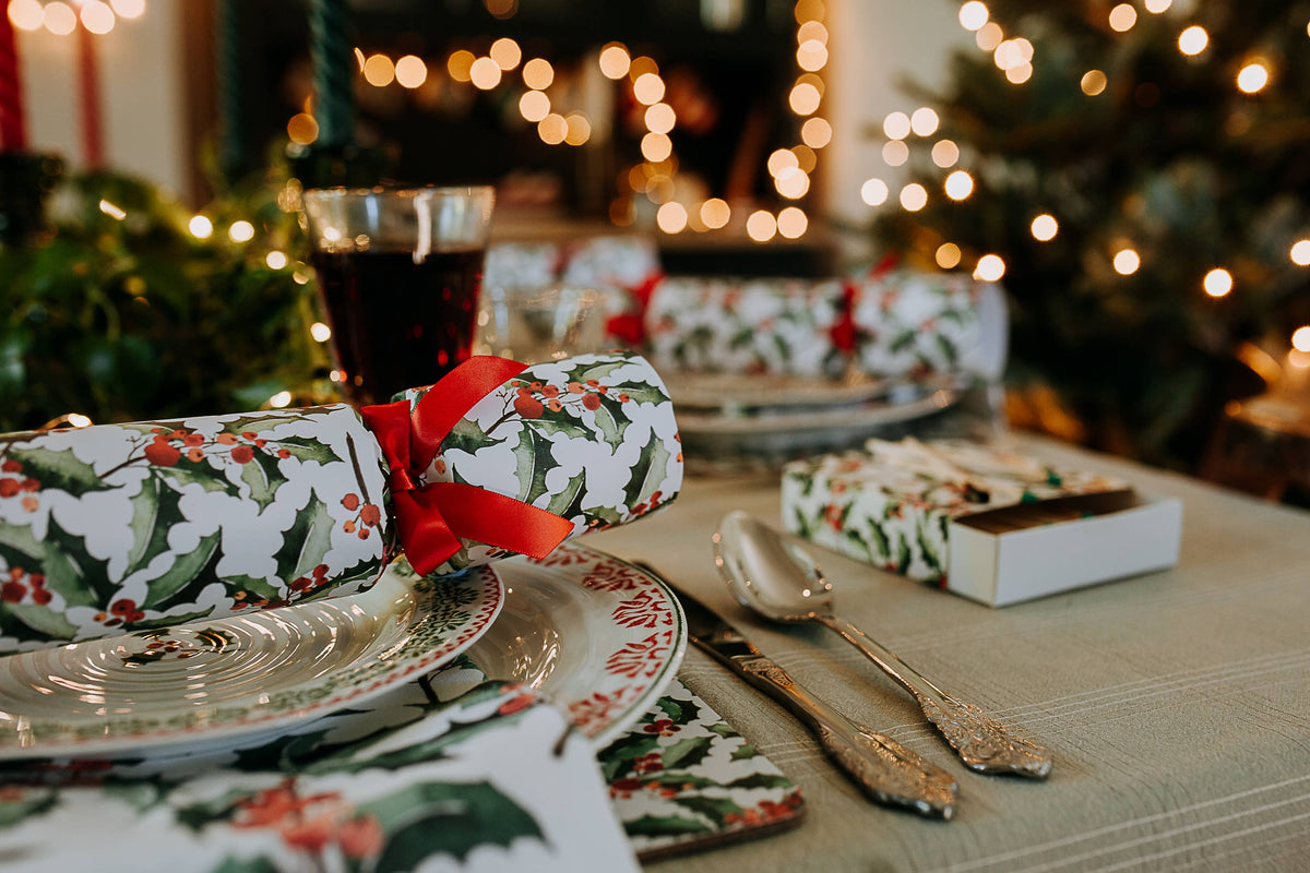 GREEN HOLLY LUXURY CHRISTMAS CRACKERS