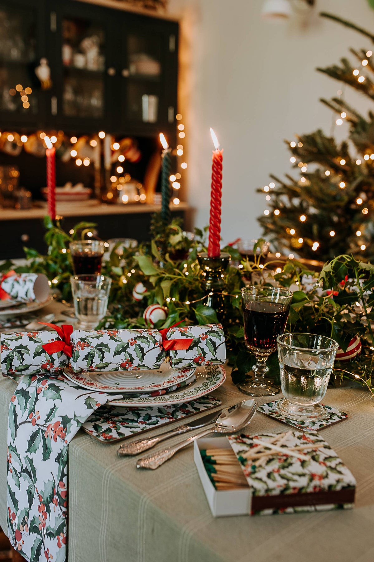 GREEN HOLLY LUXURY CHRISTMAS CRACKERS