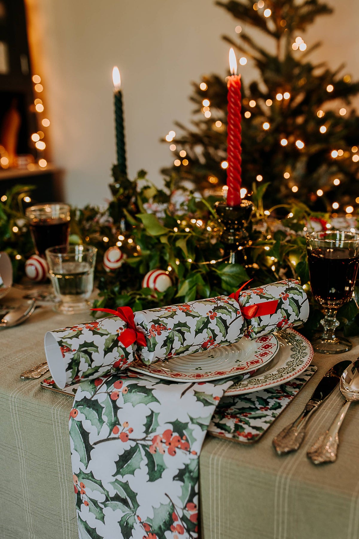 GREEN HOLLY LUXURY CHRISTMAS CRACKERS