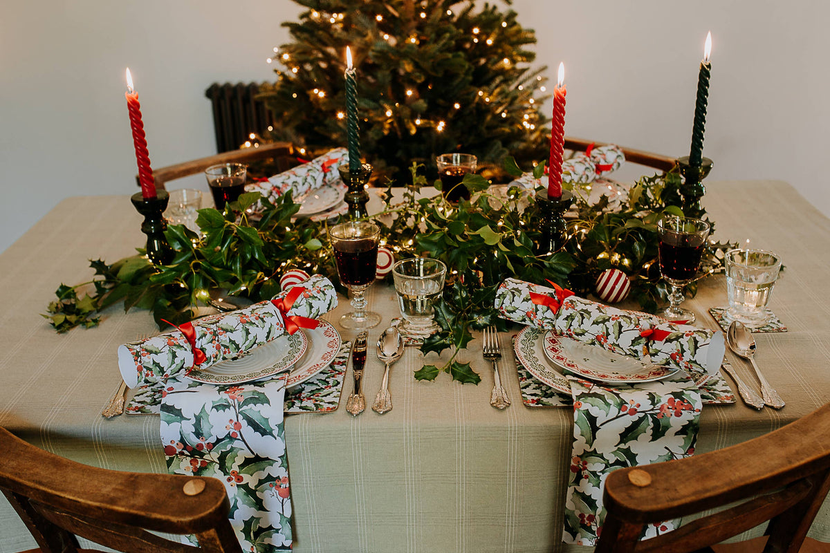 GREEN HOLLY LUXURY CHRISTMAS CRACKERS