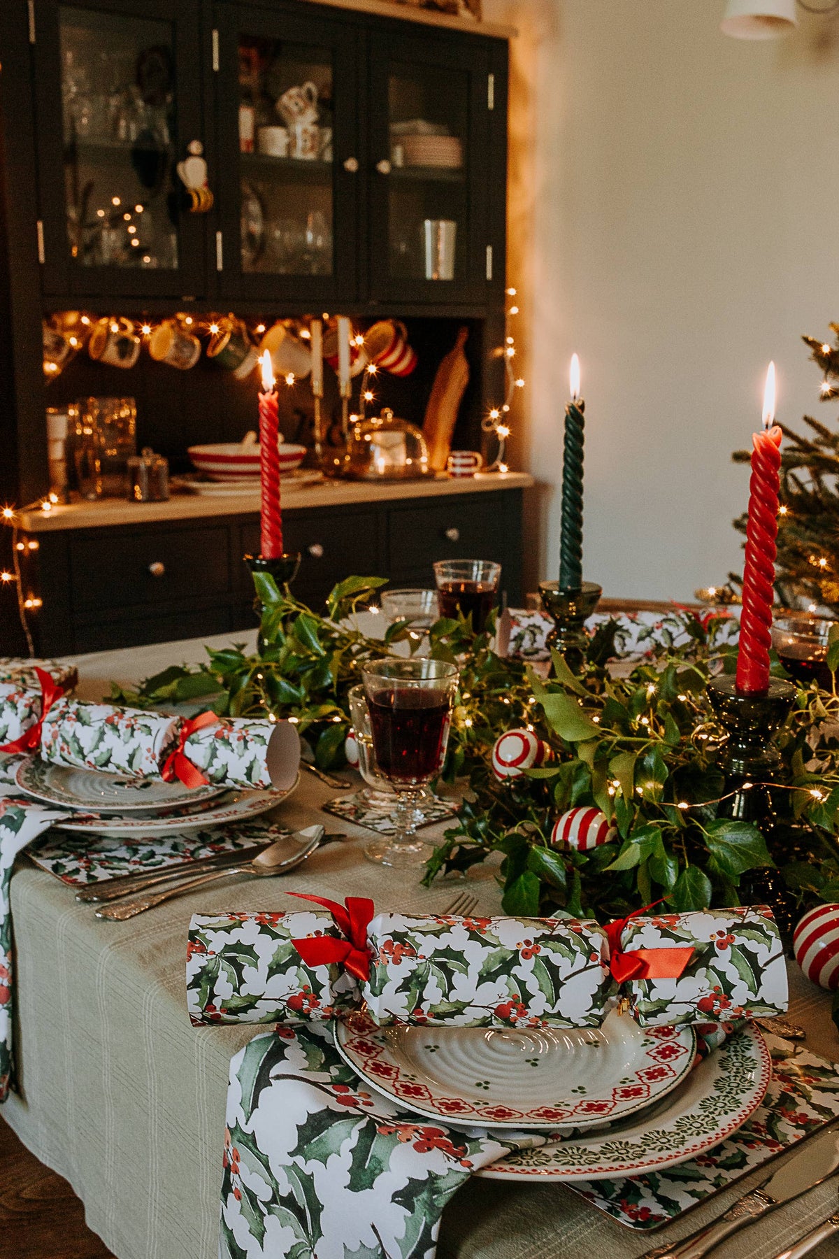 GREEN HOLLY LUXURY CHRISTMAS CRACKERS
