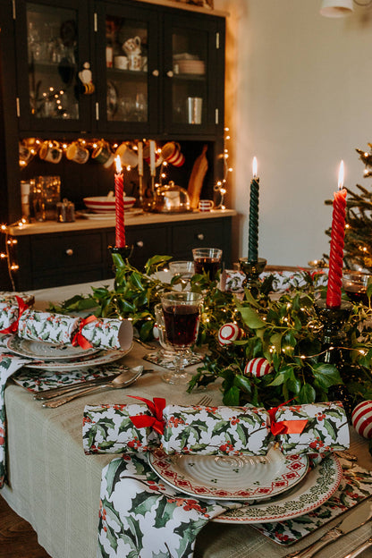 GREEN HOLLY LUXURY CHRISTMAS CRACKERS