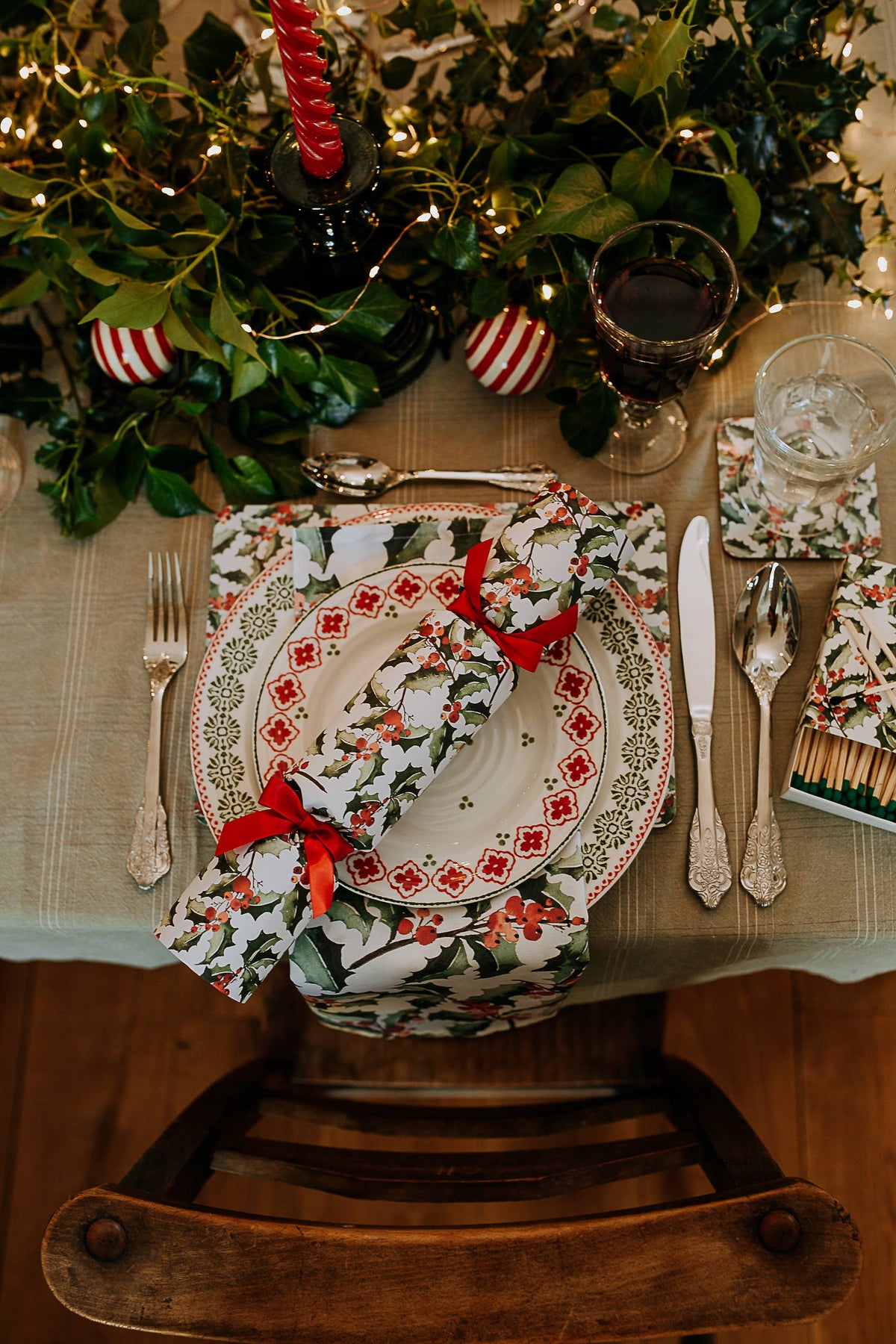 GREEN HOLLY LUXURY CHRISTMAS CRACKERS