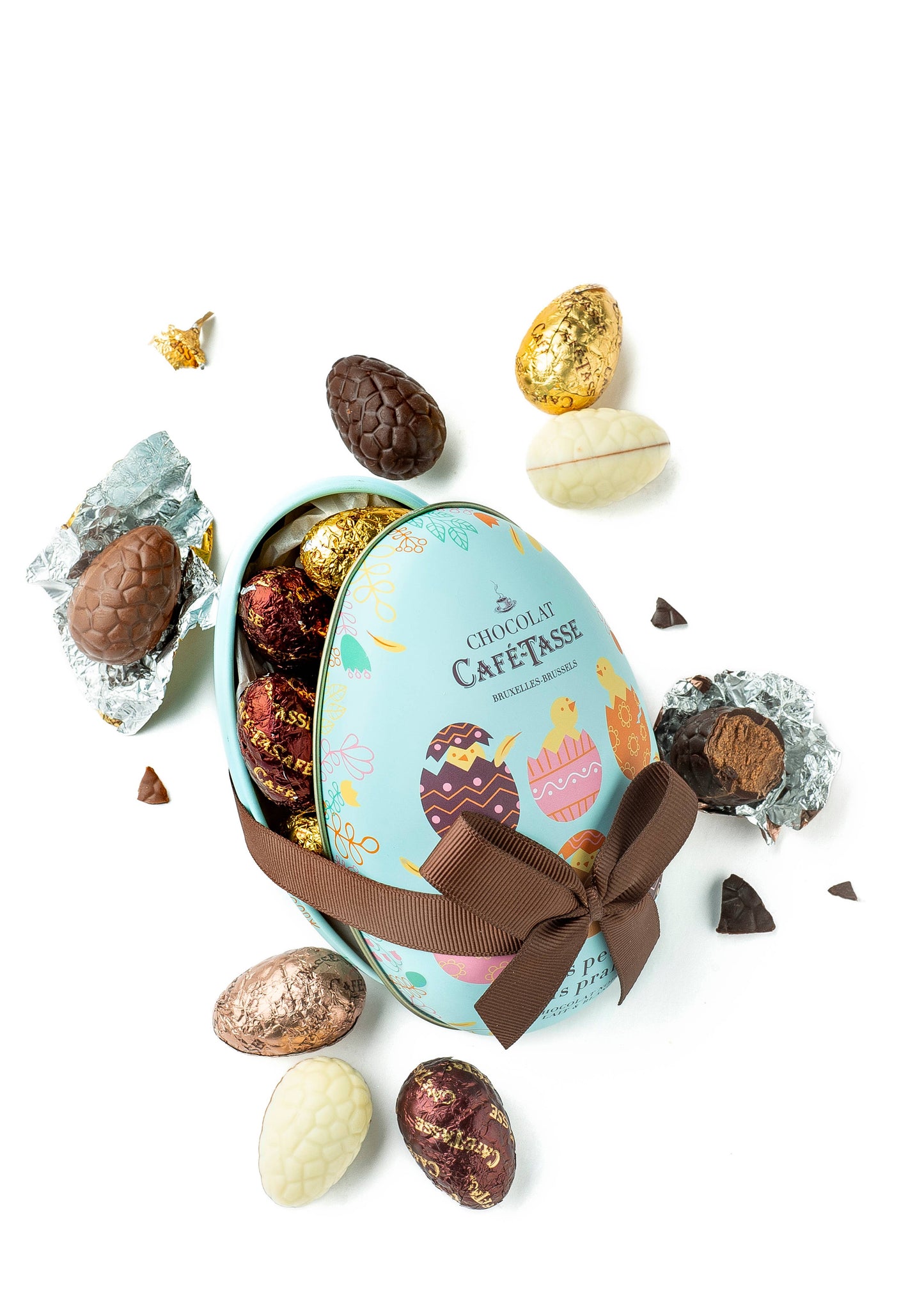 Metal egg, 12 assorted praline chocolate eggs