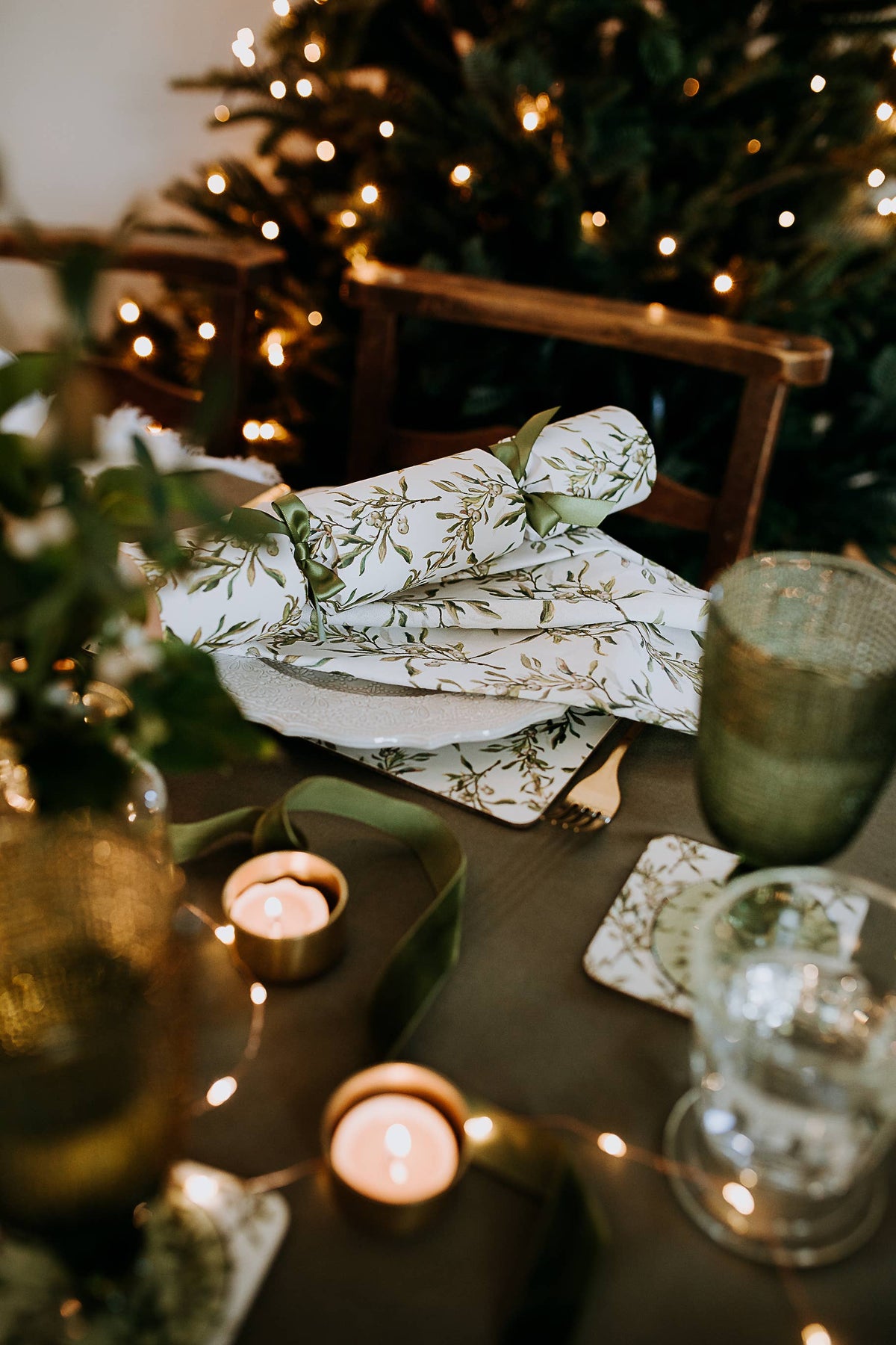 MISTLETOE LUXURY CHRISTMAS CRACKERS