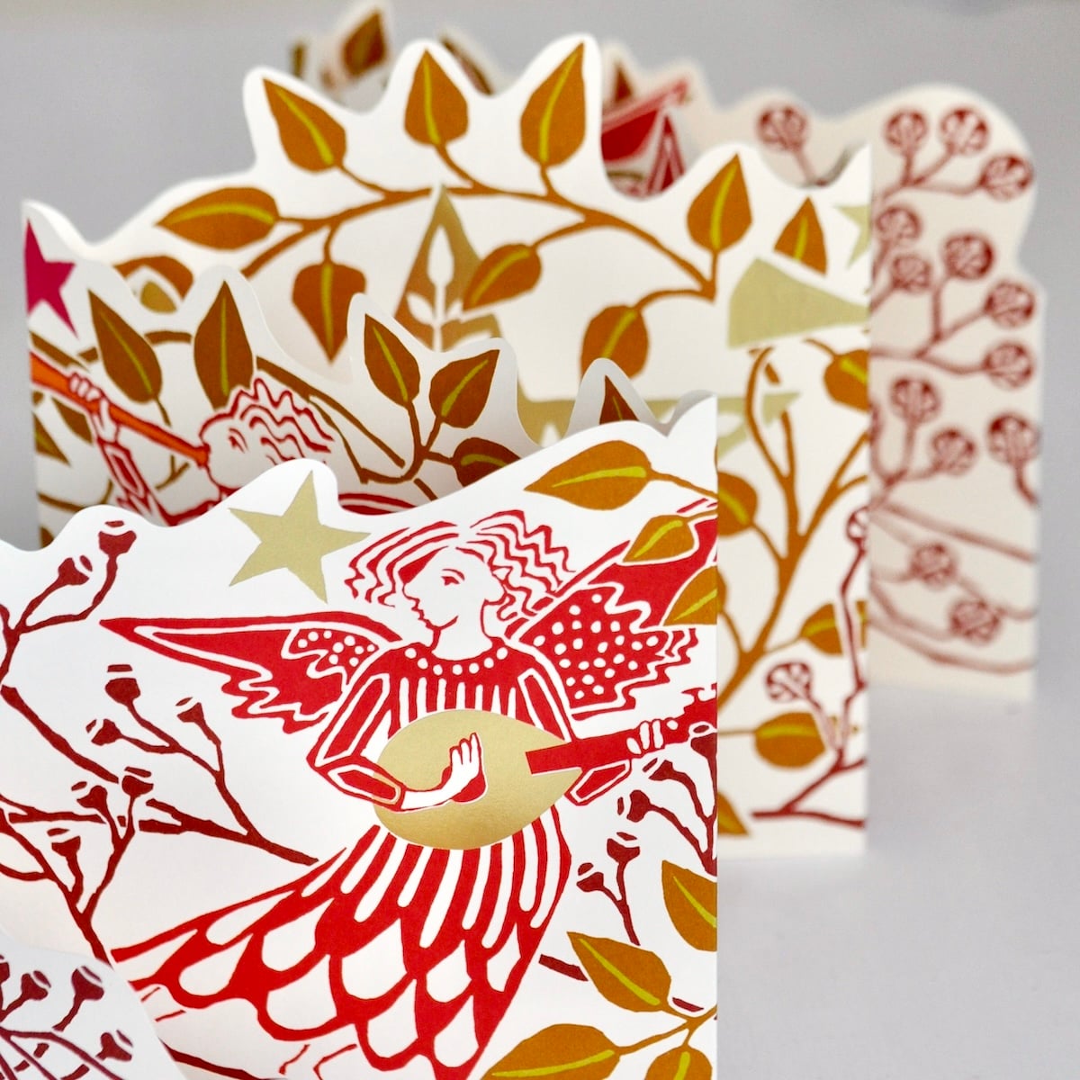 Cambridge Imprint Splendid Shelf Decoration Leaves and Berries