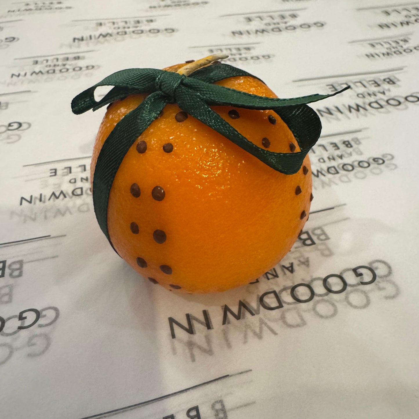 The Pomander Candle / Moss Green Ribbon / M3