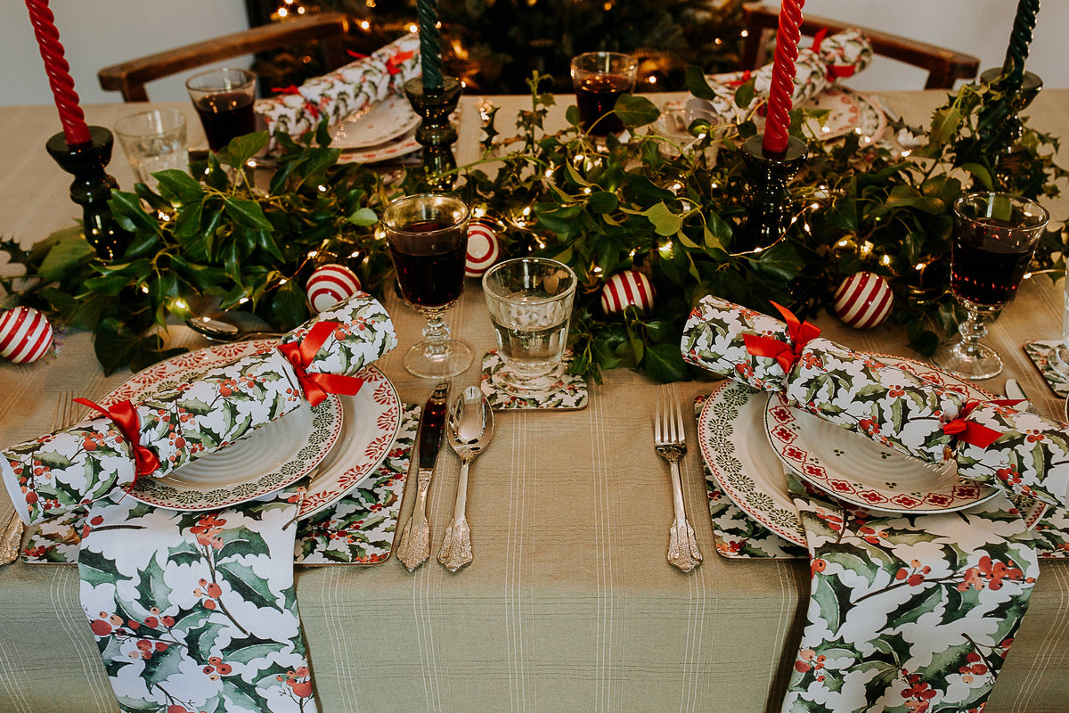 GREEN HOLLY LUXURY CHRISTMAS CRACKERS