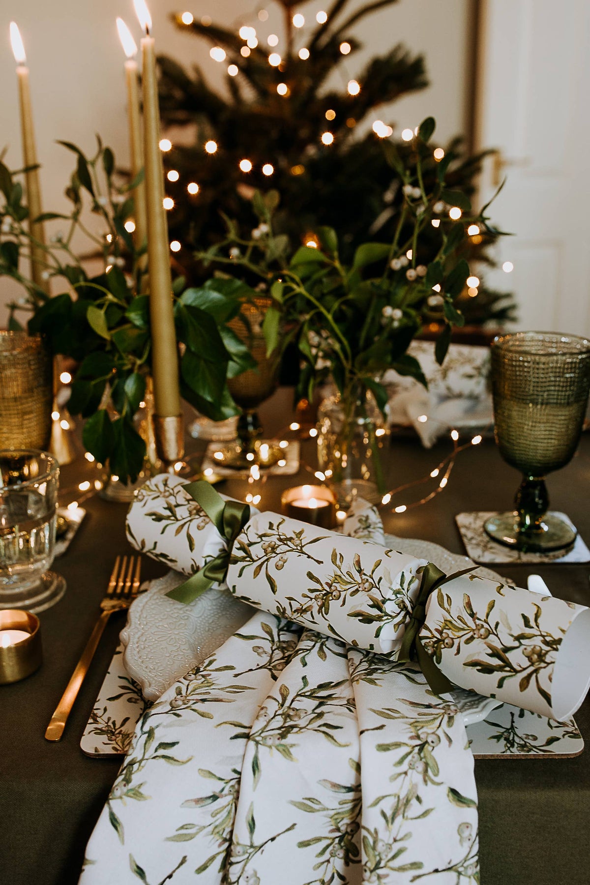 MISTLETOE LUXURY CHRISTMAS CRACKERS