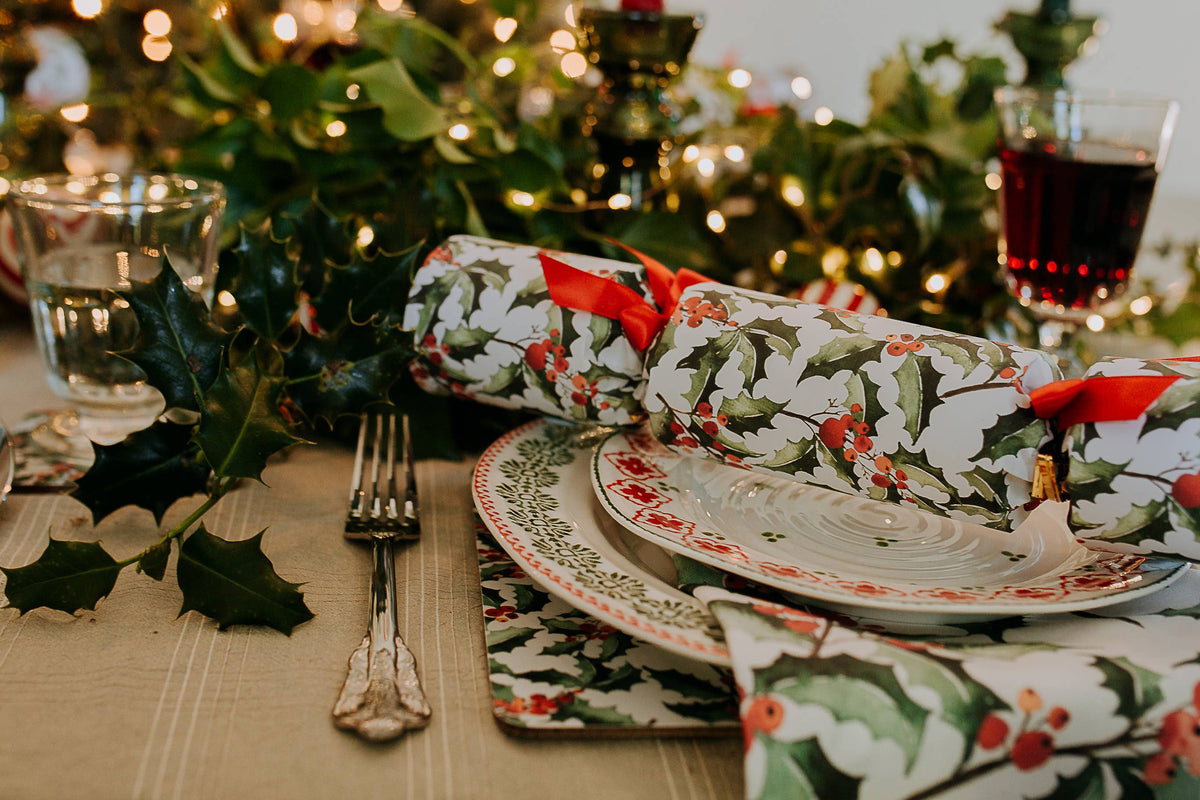 GREEN HOLLY LUXURY CHRISTMAS CRACKERS
