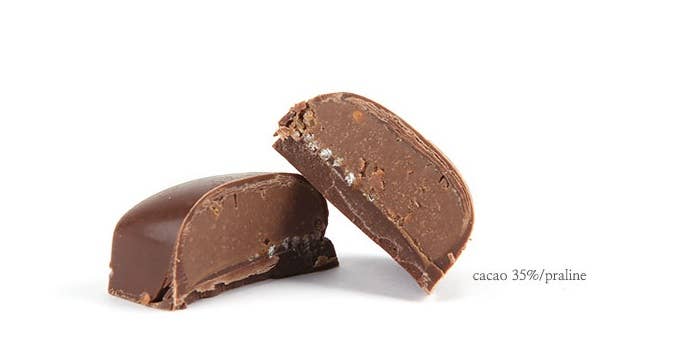 Milk chocolate 'hearts' bar with hazelnut praline