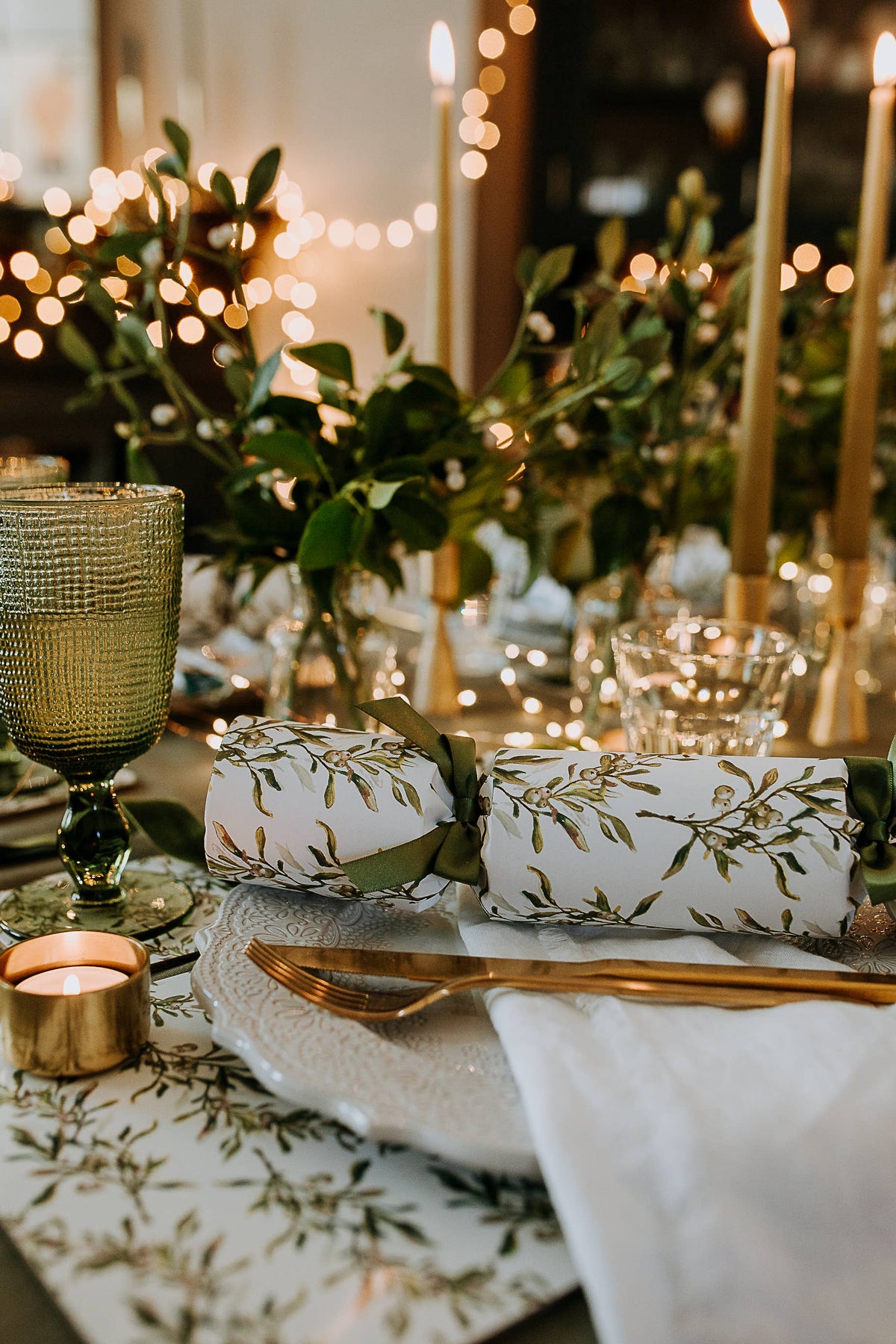 MISTLETOE LUXURY CHRISTMAS CRACKERS