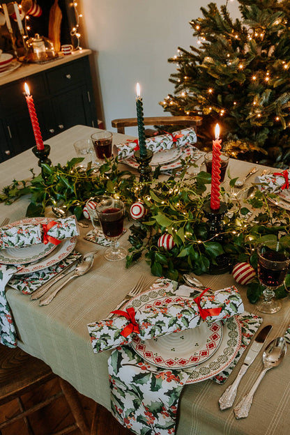 GREEN HOLLY LUXURY CHRISTMAS CRACKERS