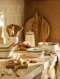 Hurley Casserole Dish With Lid - Stoneware, Natural, Medium